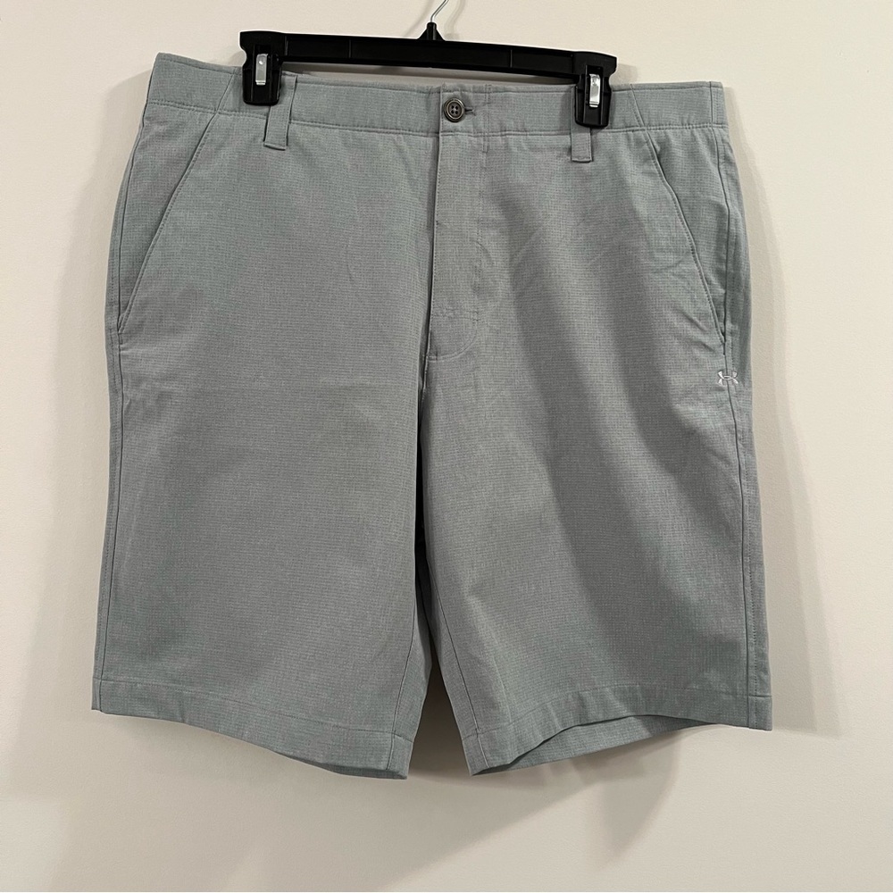 Men’s Under Armour gray flat front casual shorts size 36